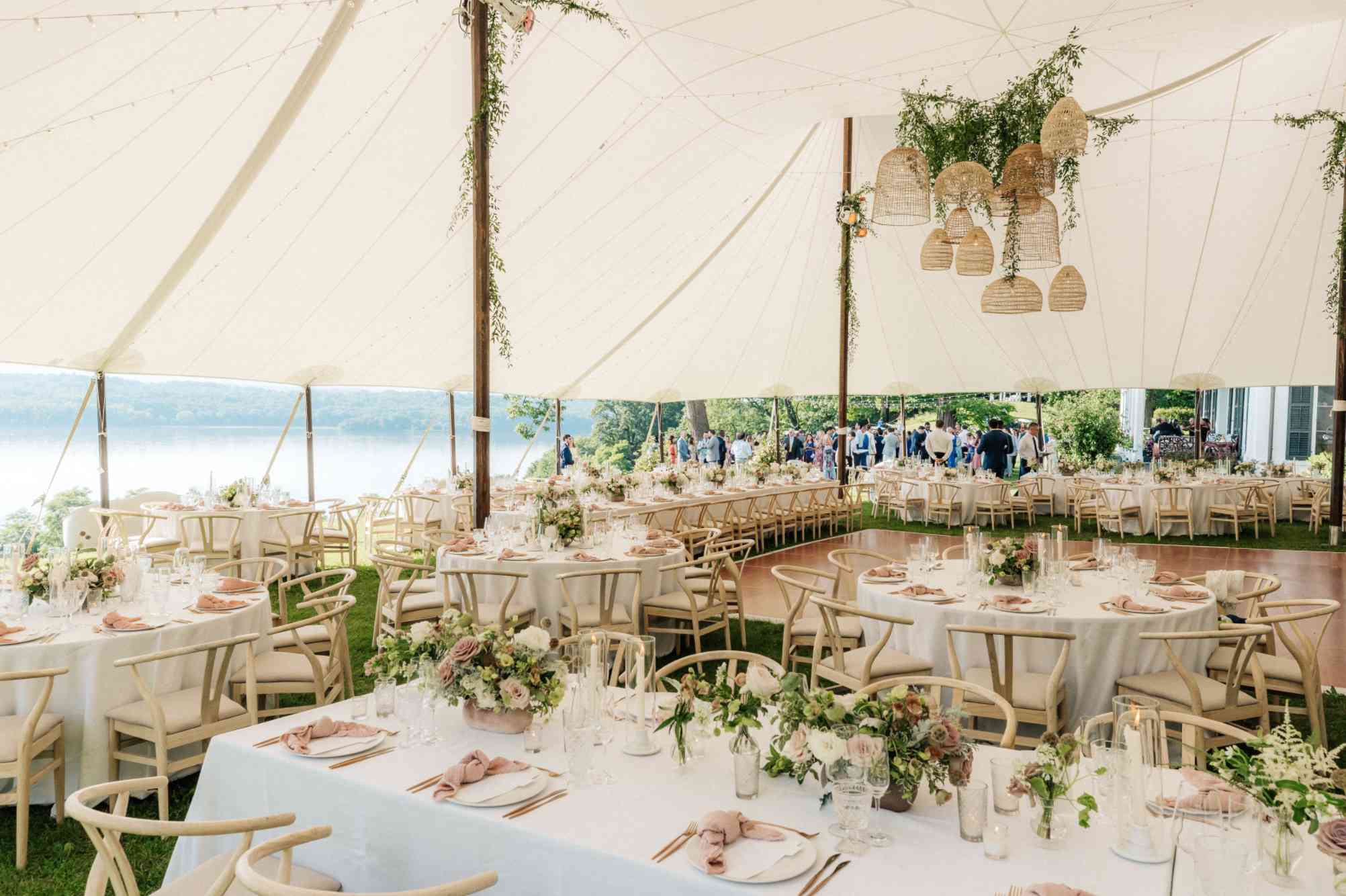 通风的帐篷接待区