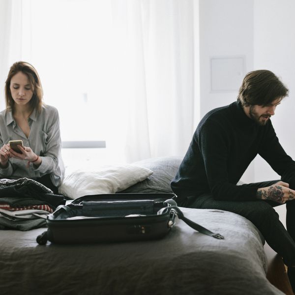 夫妇坐在床上用手提箱