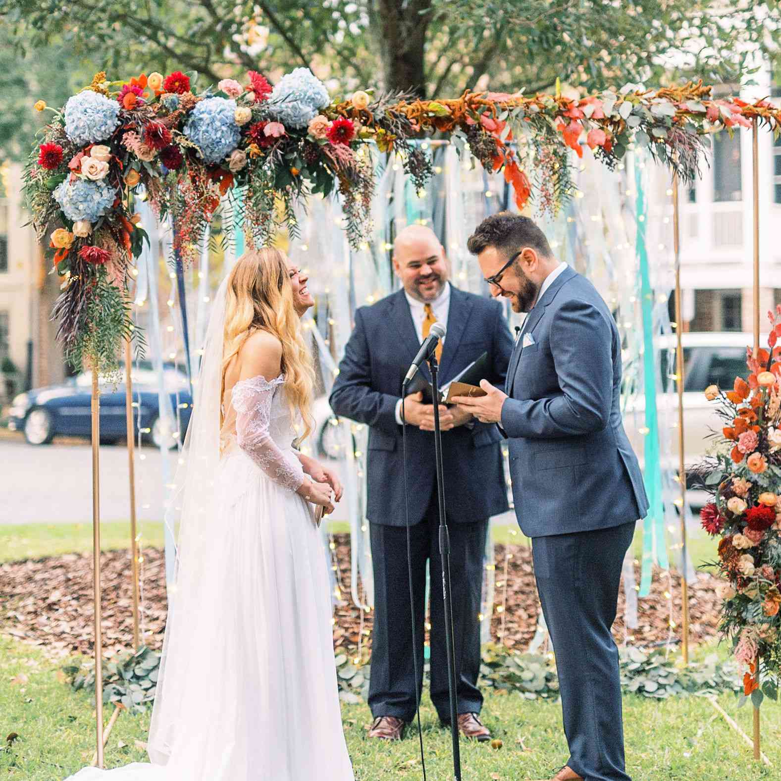 古怪的萨凡纳婚礼，新娘和新郎交换誓言