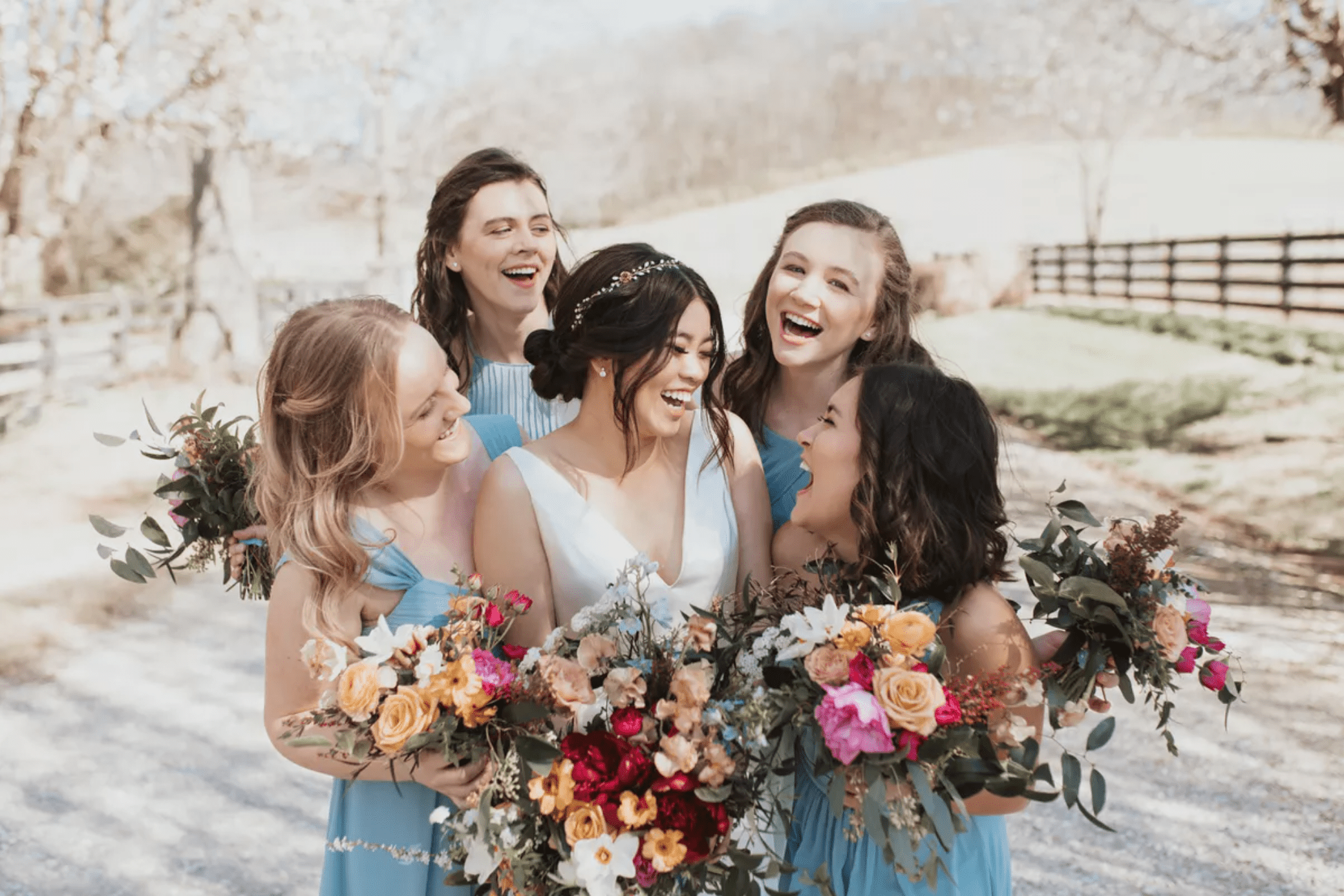 新娘和伴娘一起微笑