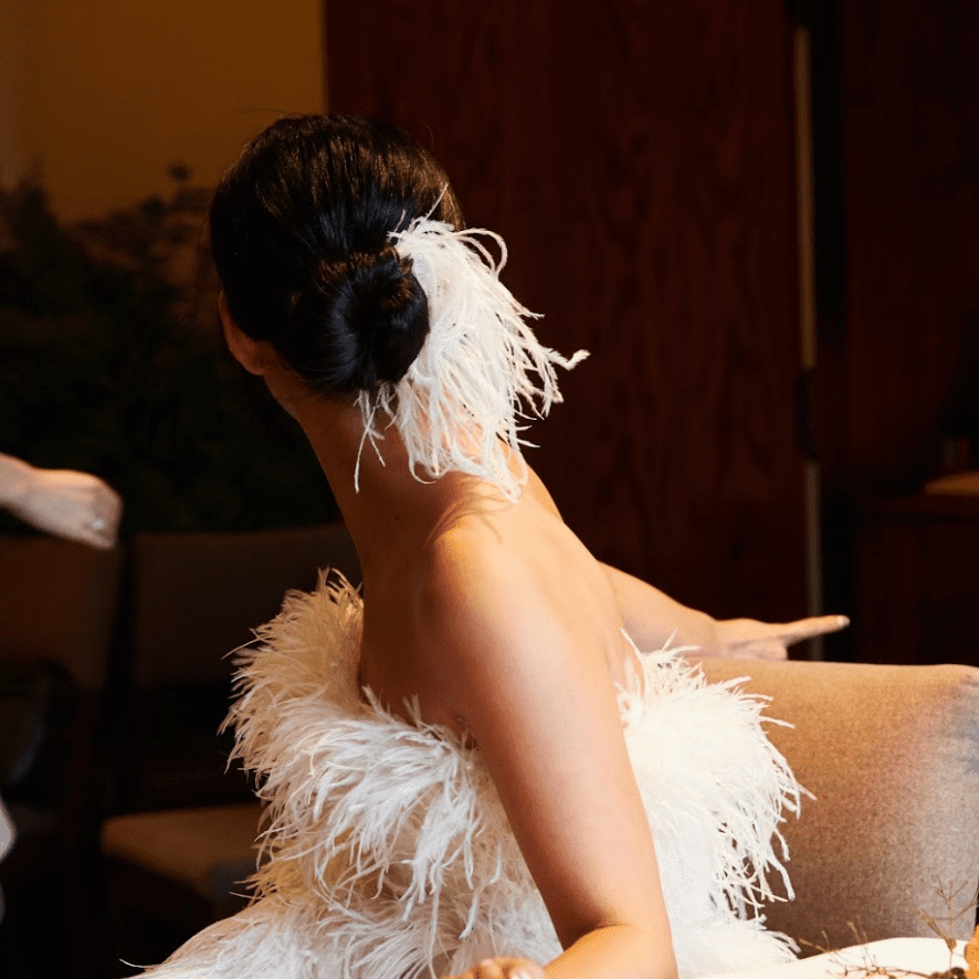 在她的发髻新娘的羽毛