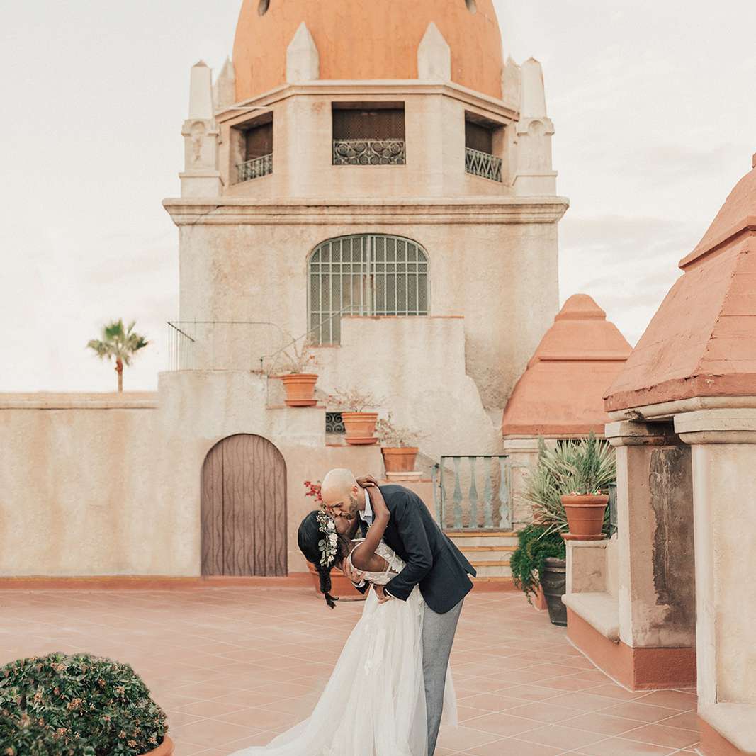 新娘和新郎接吻