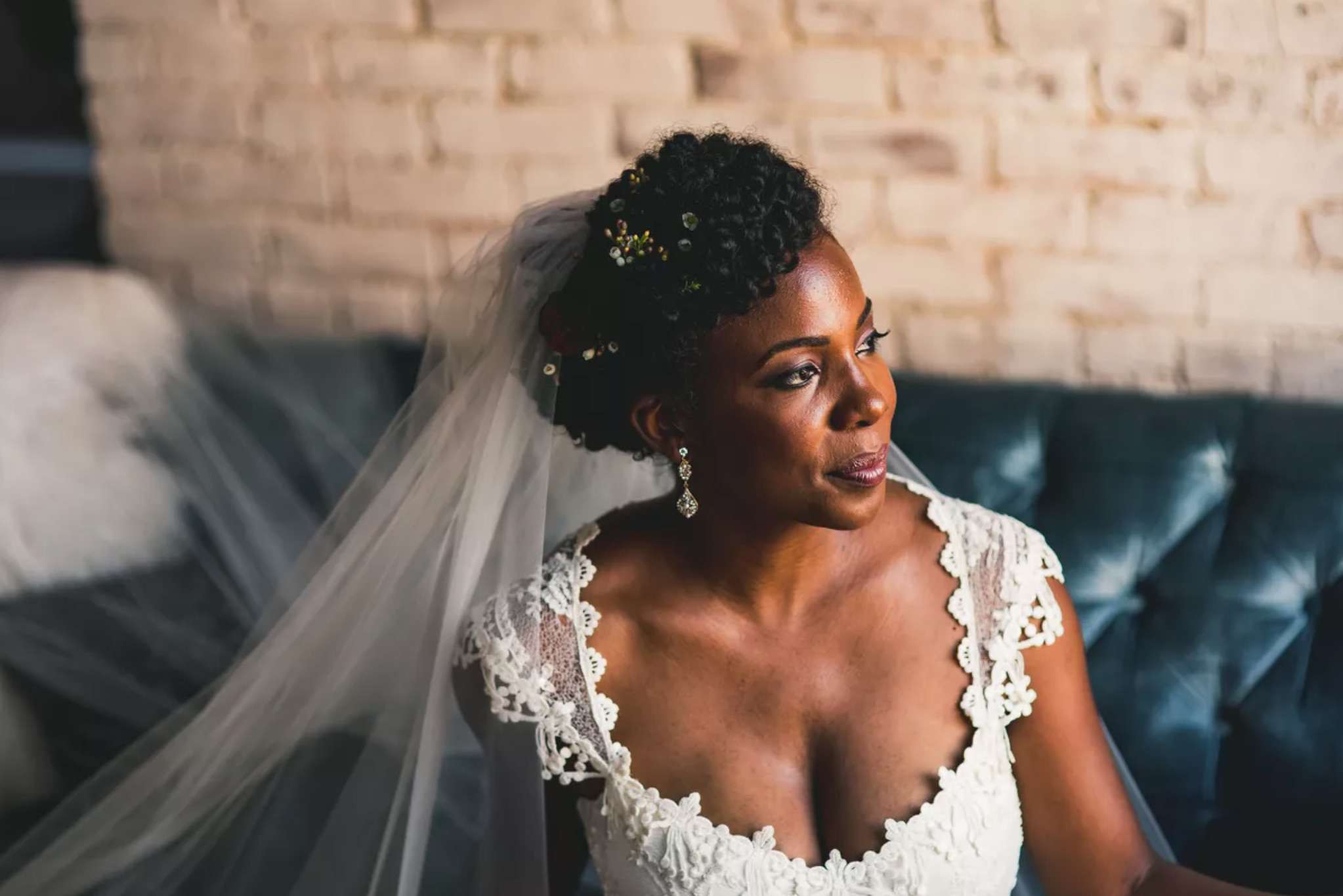 带花的卷曲发髻