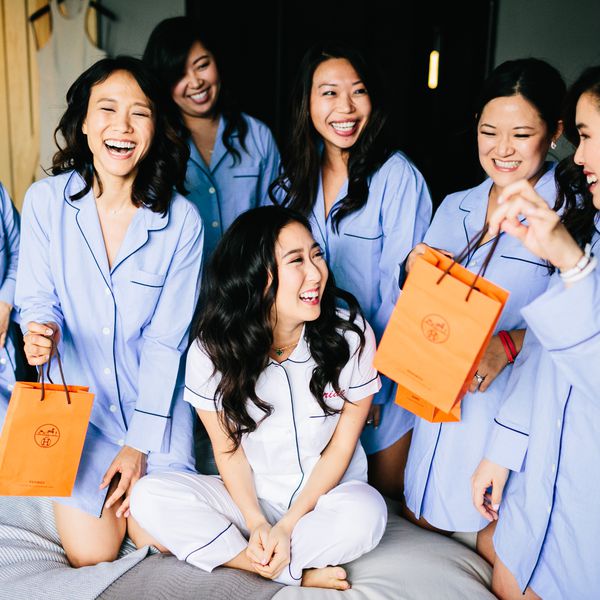 新娘做准备与伴娘