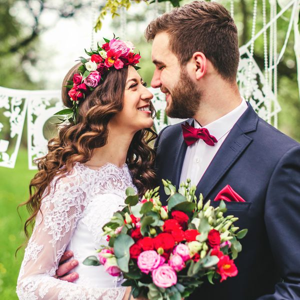 新娘戴着花冠参加户外婚礼