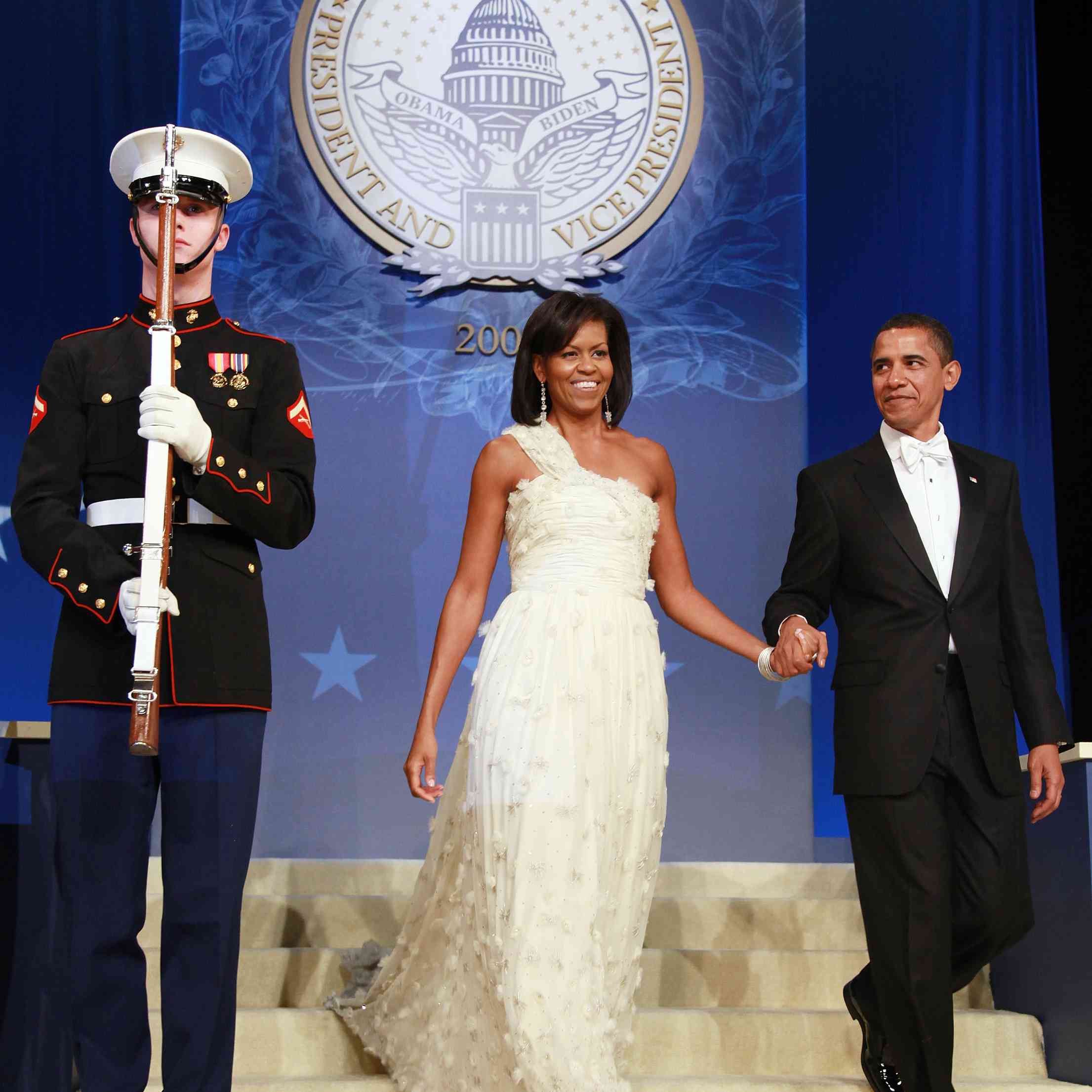 巴拉克奥巴马举行了米歇尔奥巴马的手，在就职球。