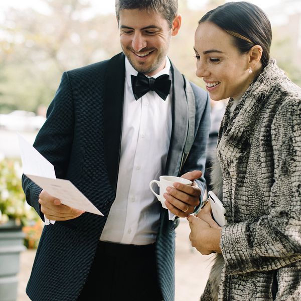 喝热可可的客人