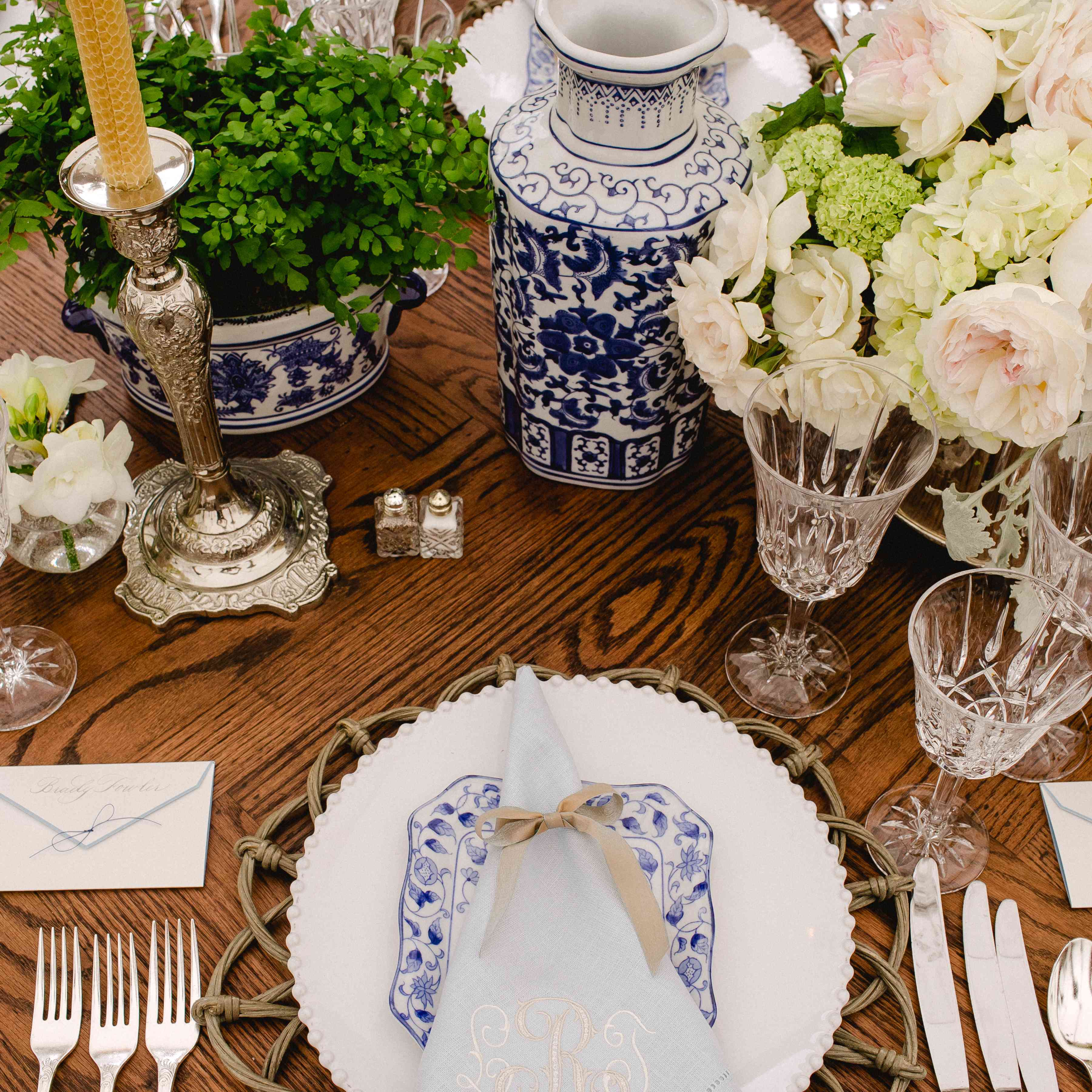 信封放在每位客人的座位上