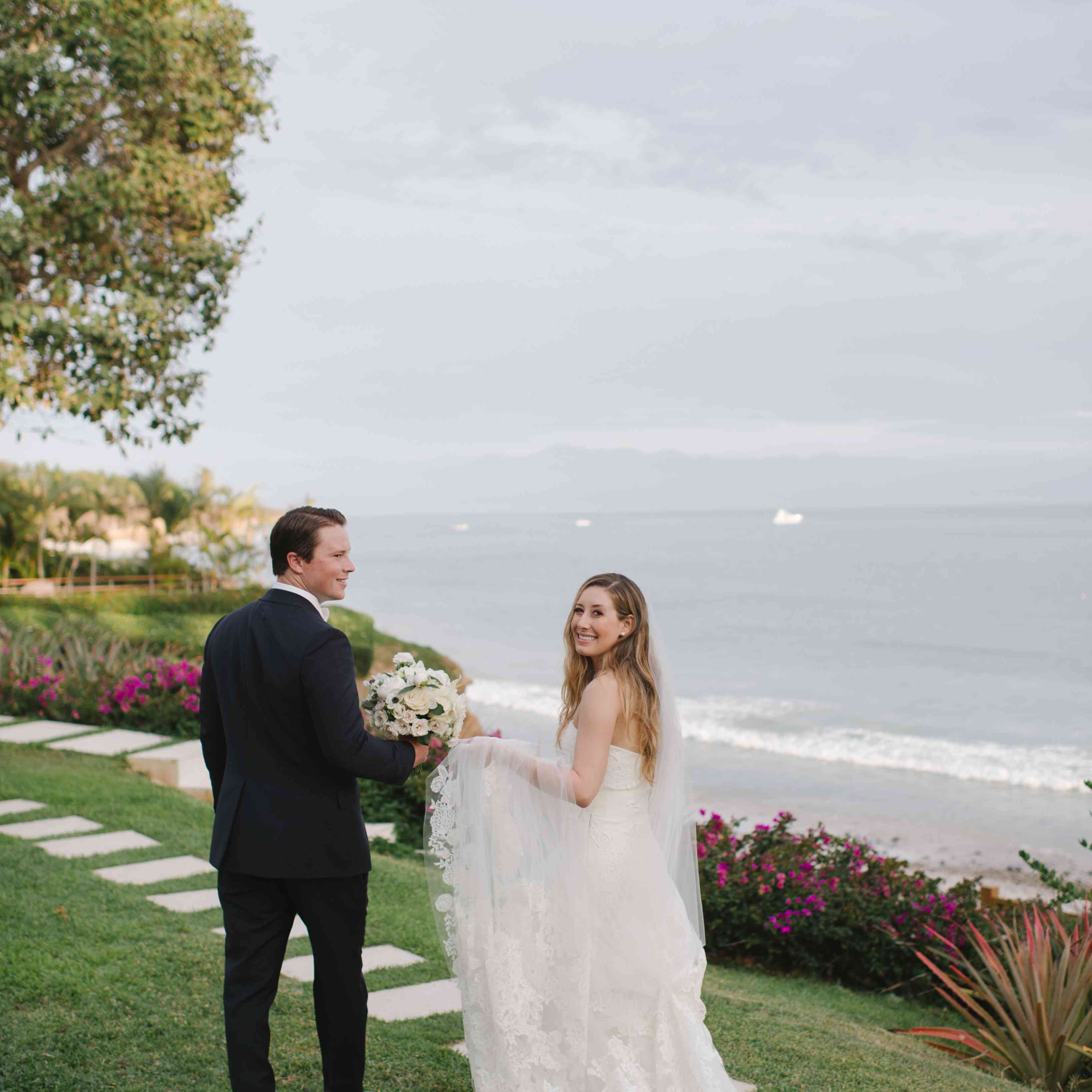 新娘和新郎沿着水边散步