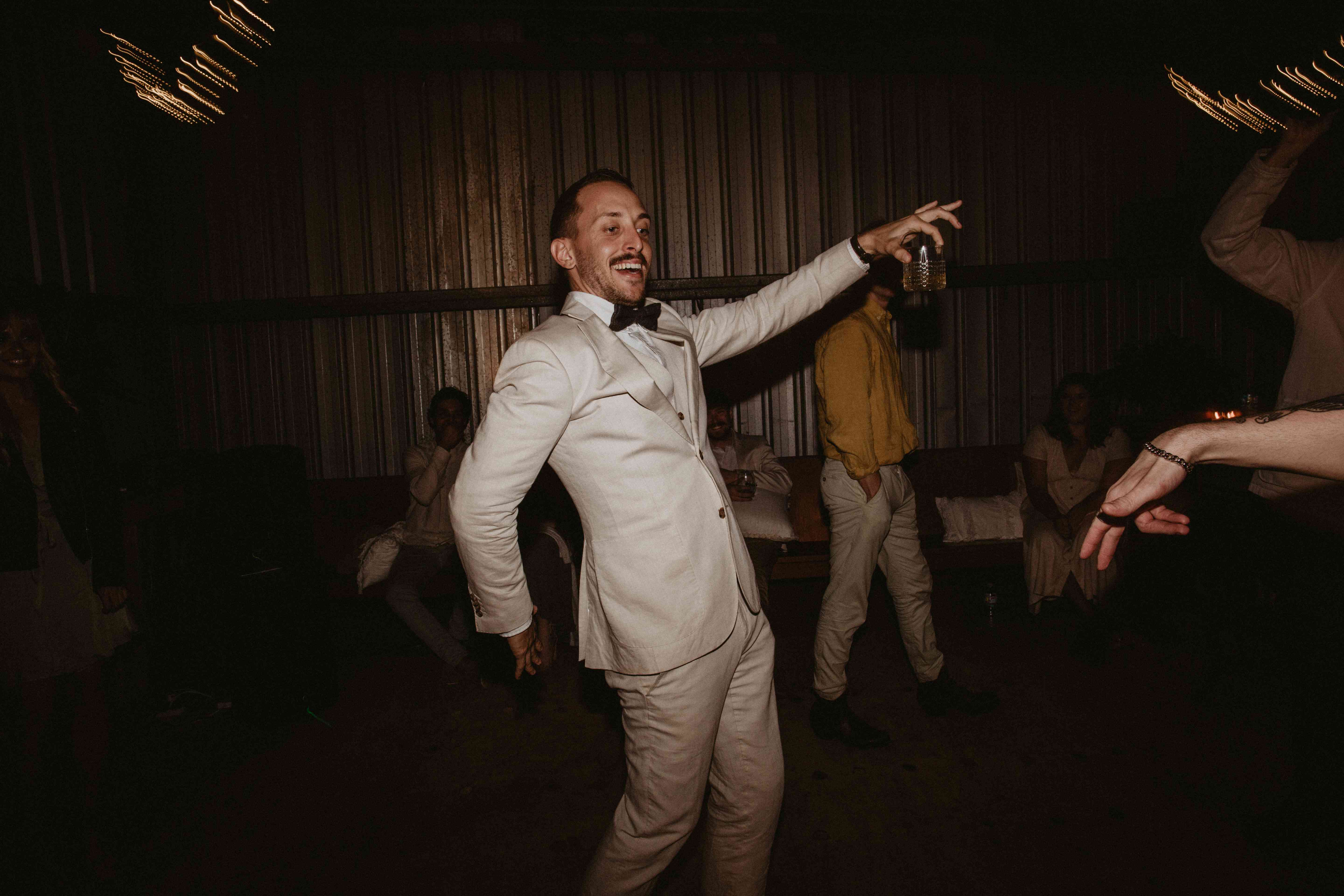 客人跳舞的照片