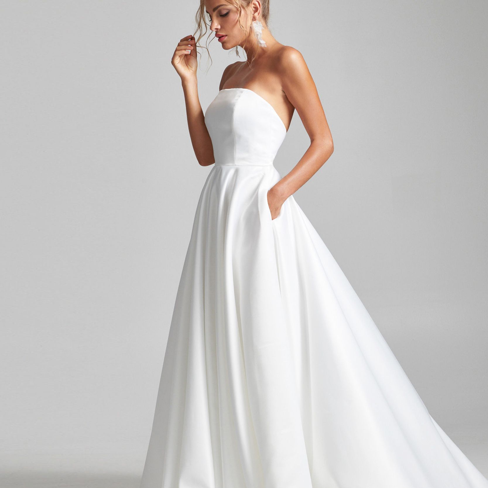模特穿着无肩带的a字婚纱