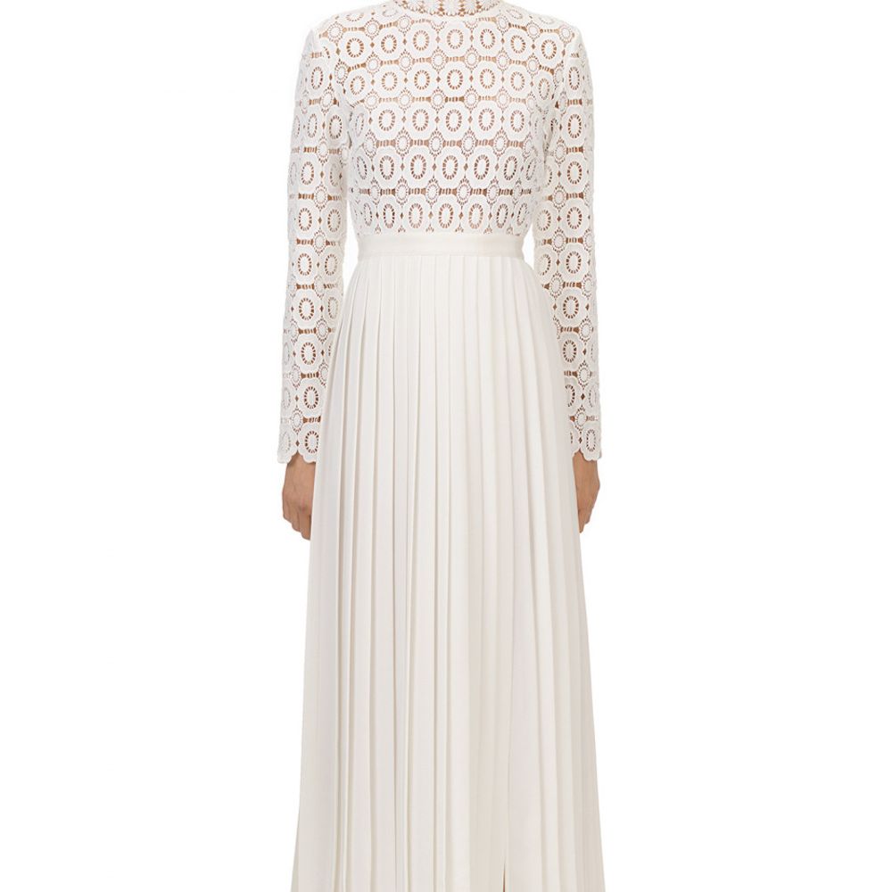 缝纫连衣裙与狭缝