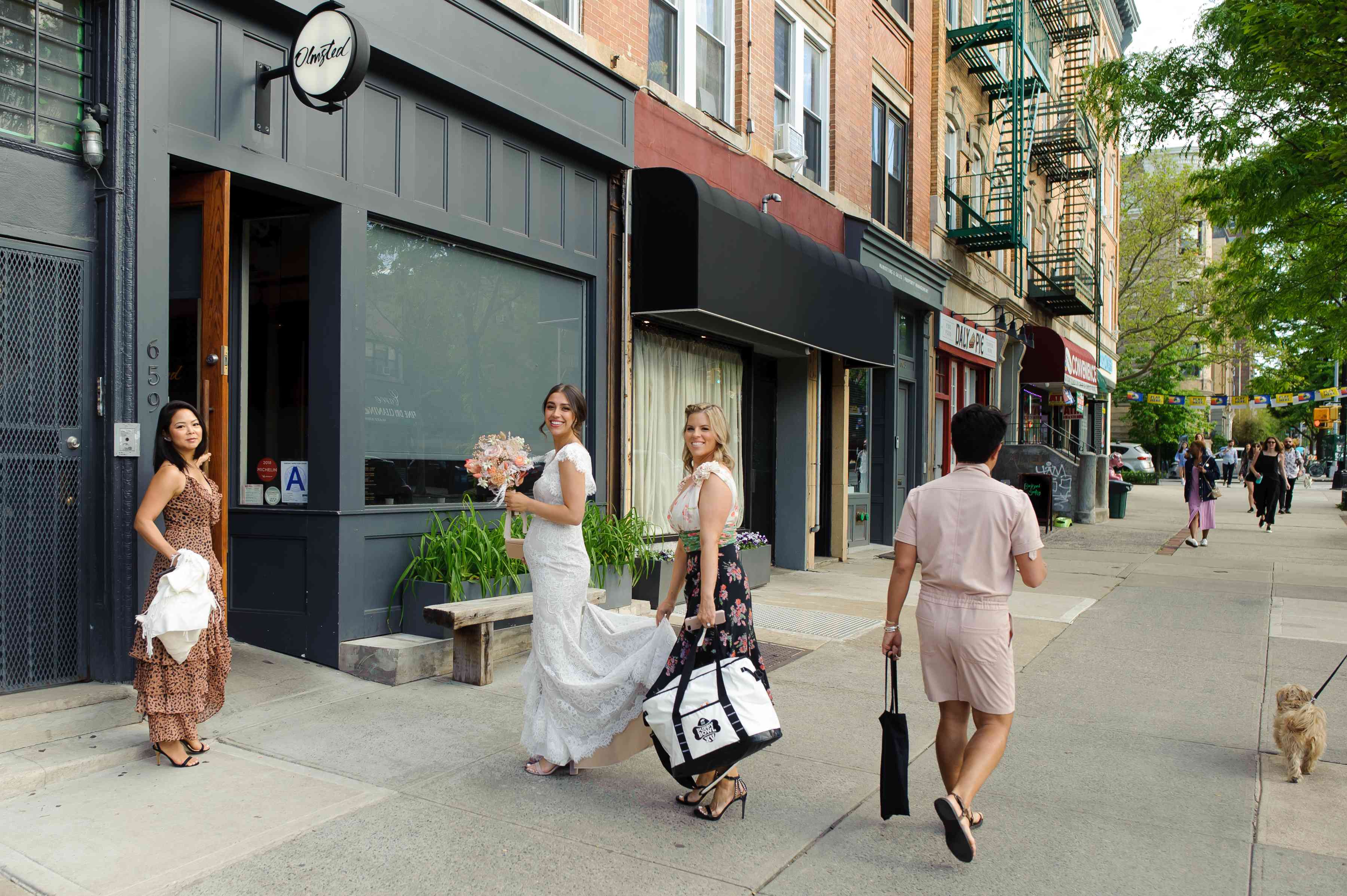 新娘步行前往会场