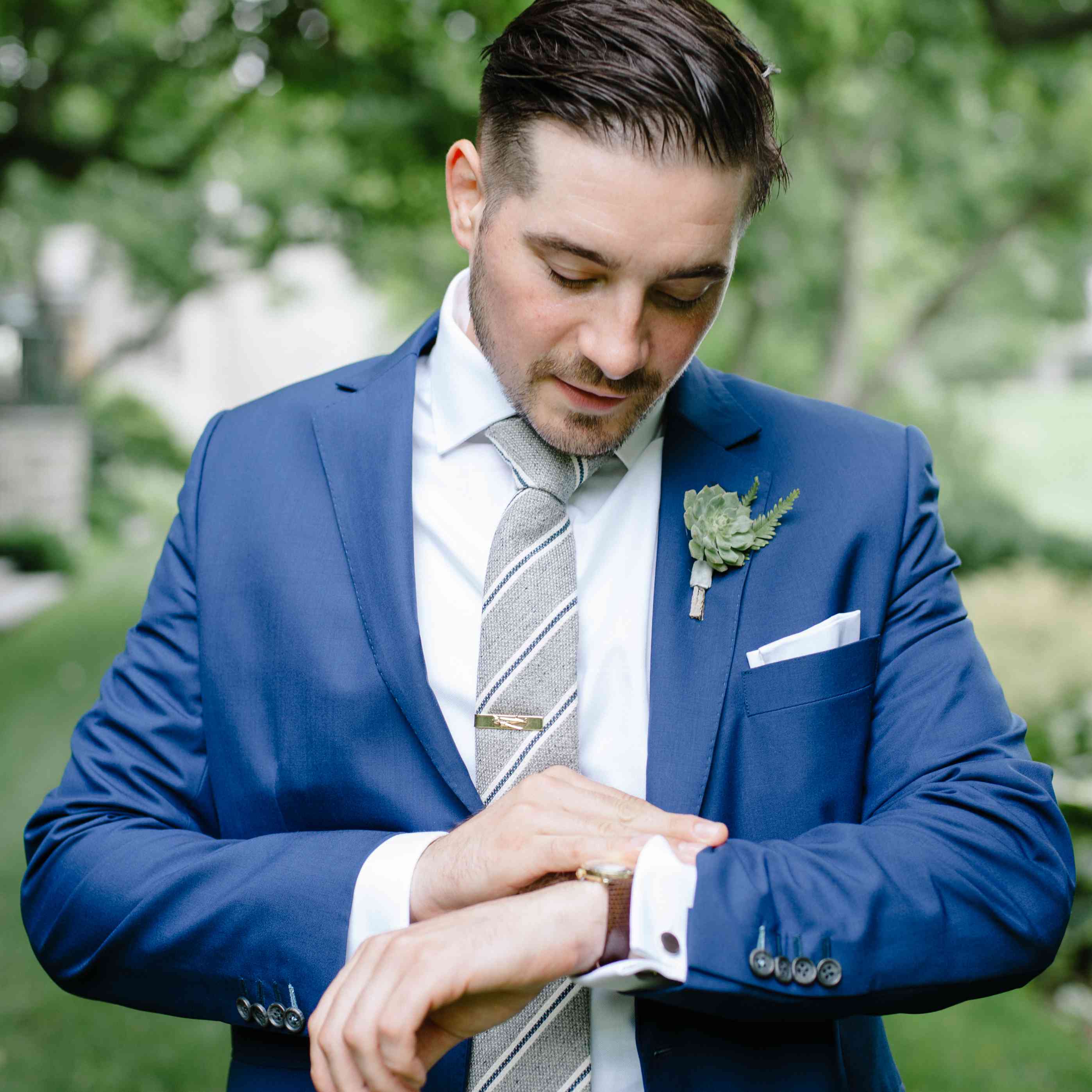 蓝色西装的新郎