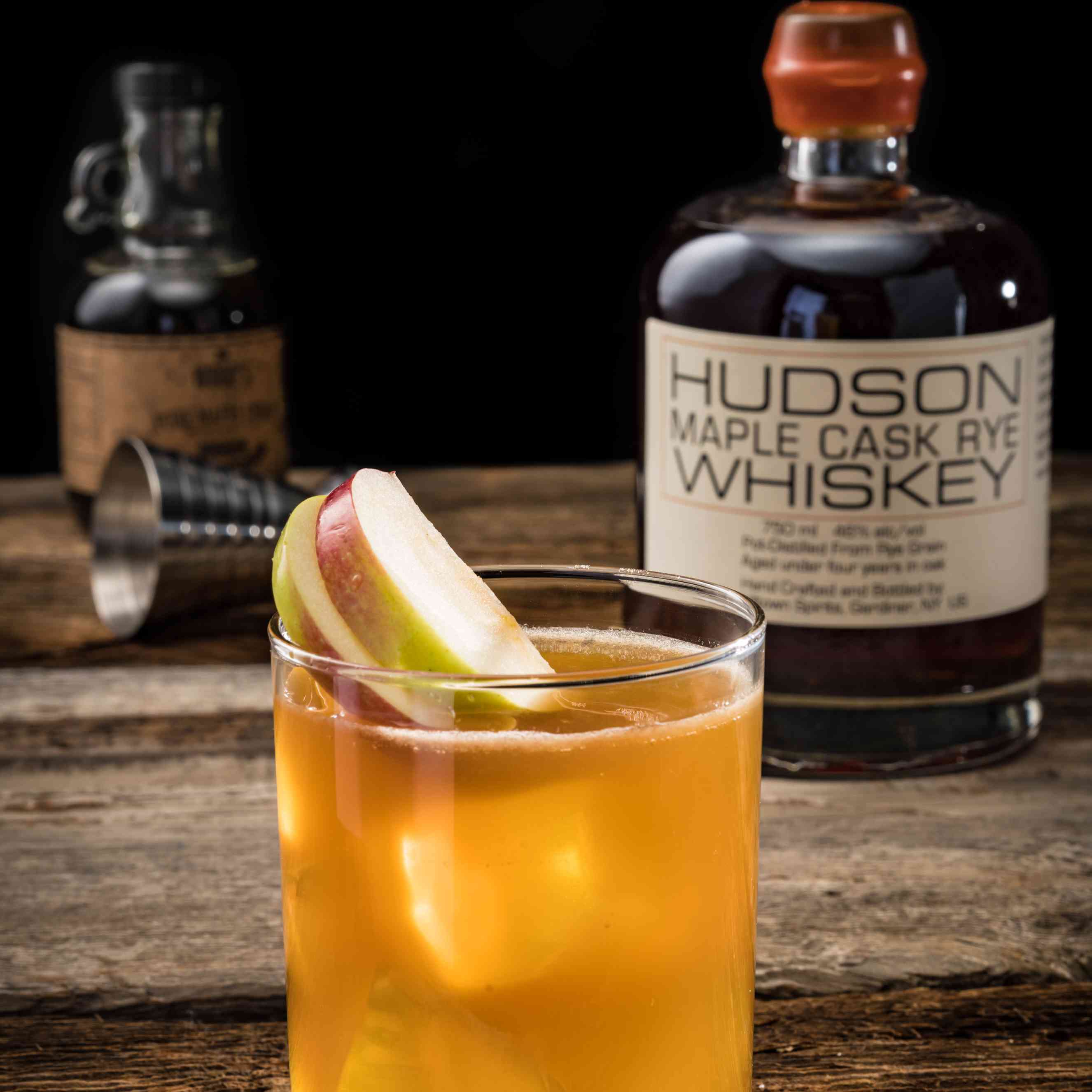 采购产品酒精，招牌鸡尾酒，饮料，玻璃杯，威士忌，苹果，装饰，海波杯