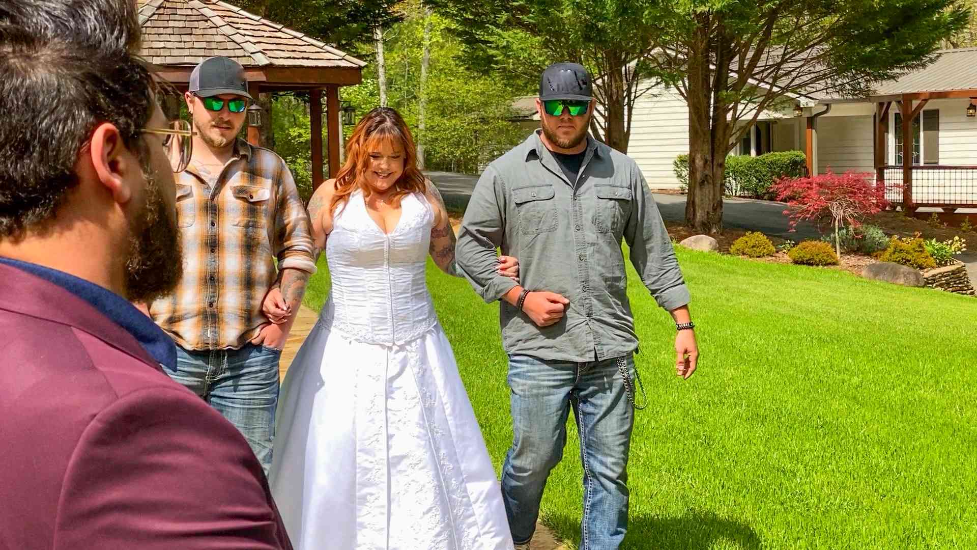 《90天Fiancé》女星丽贝卡·帕罗特身着白色婚纱，在伴娘的陪伴下走上了红毯。