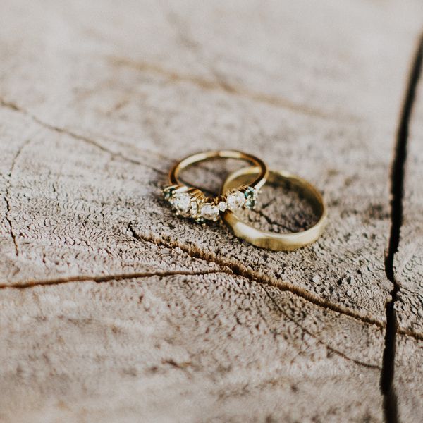 在木树桩黄色的金戒指