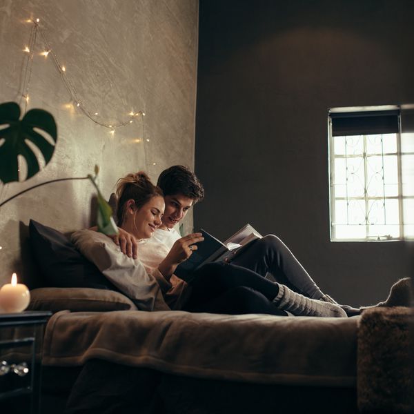 一对夫妇在床上看书和放松