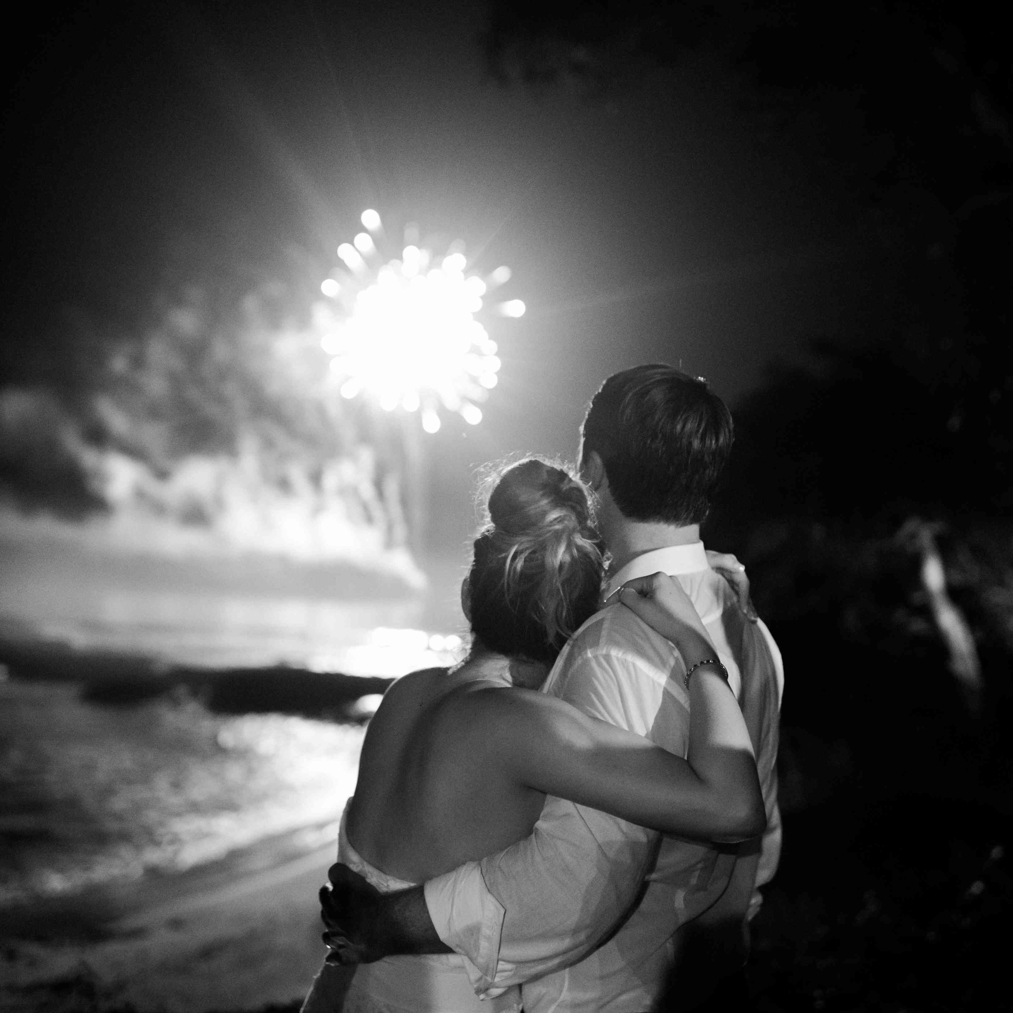 这对夫妇在观看烟花表演