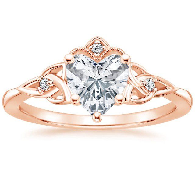 带有心形钻石的凯尔特金戒指