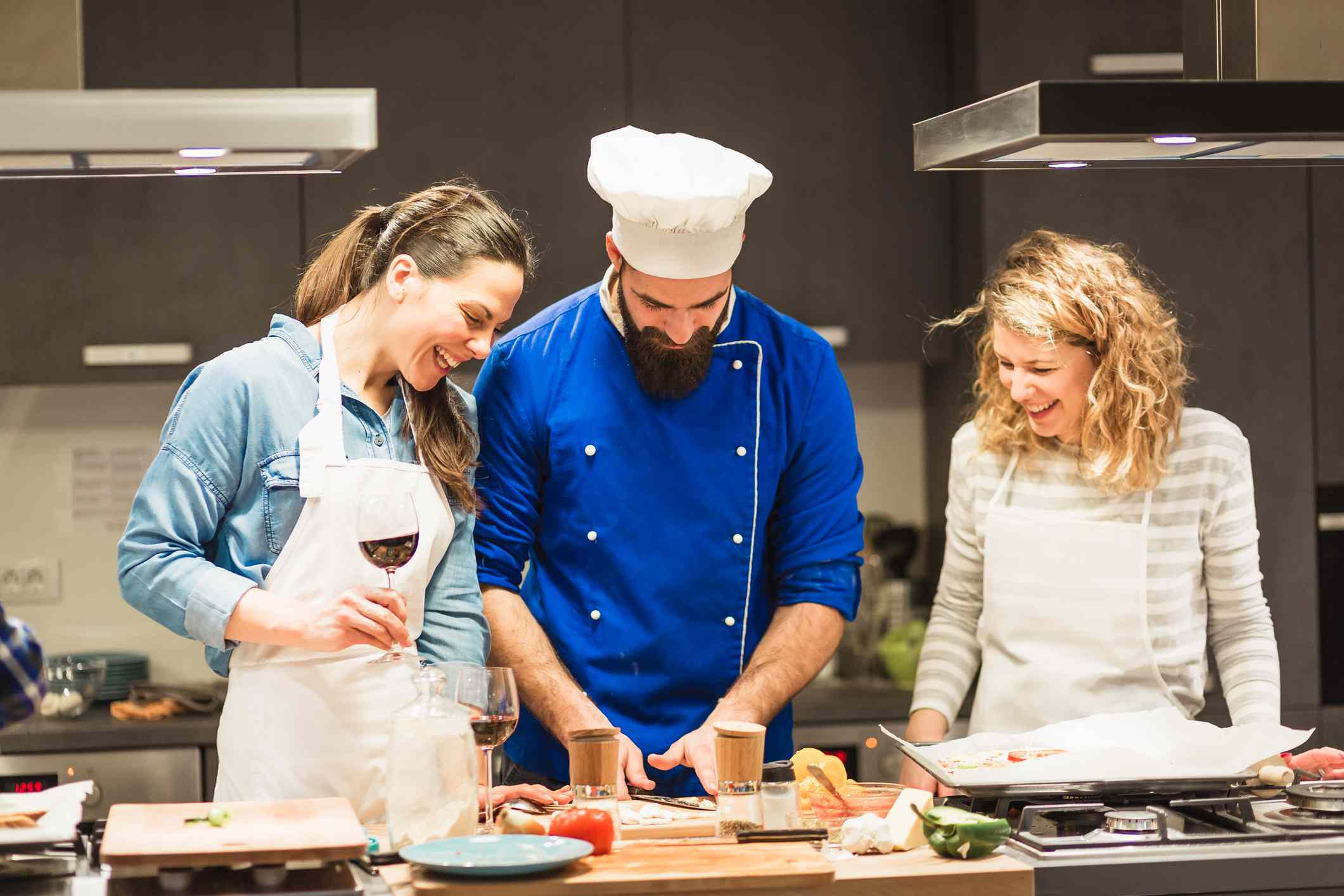 大厨教两个朋友做饭