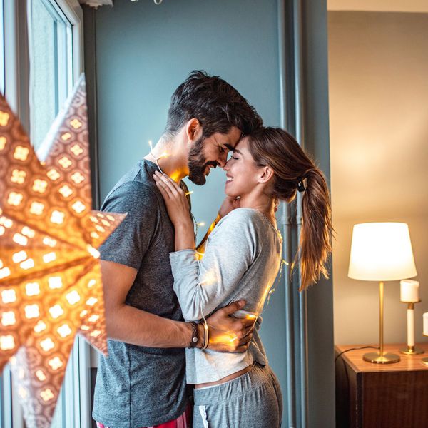 情侣们拥抱在一起，灯光环绕着他们