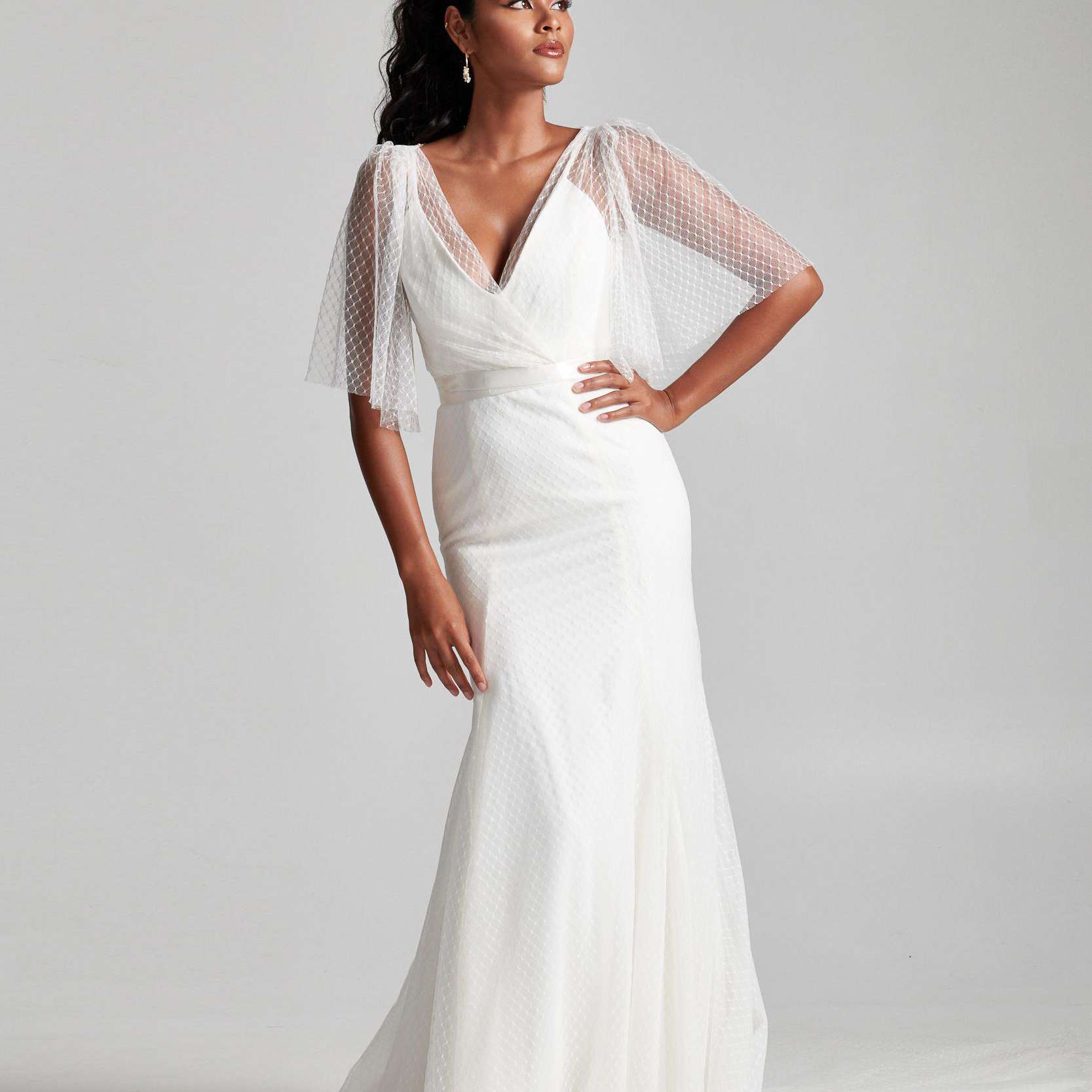 模特在v领婚纱与透明上衣