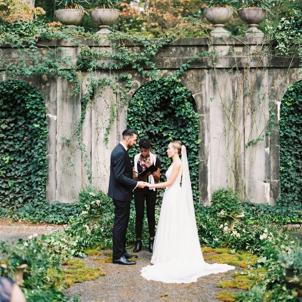 新娘，新郎和官员在园林环境中