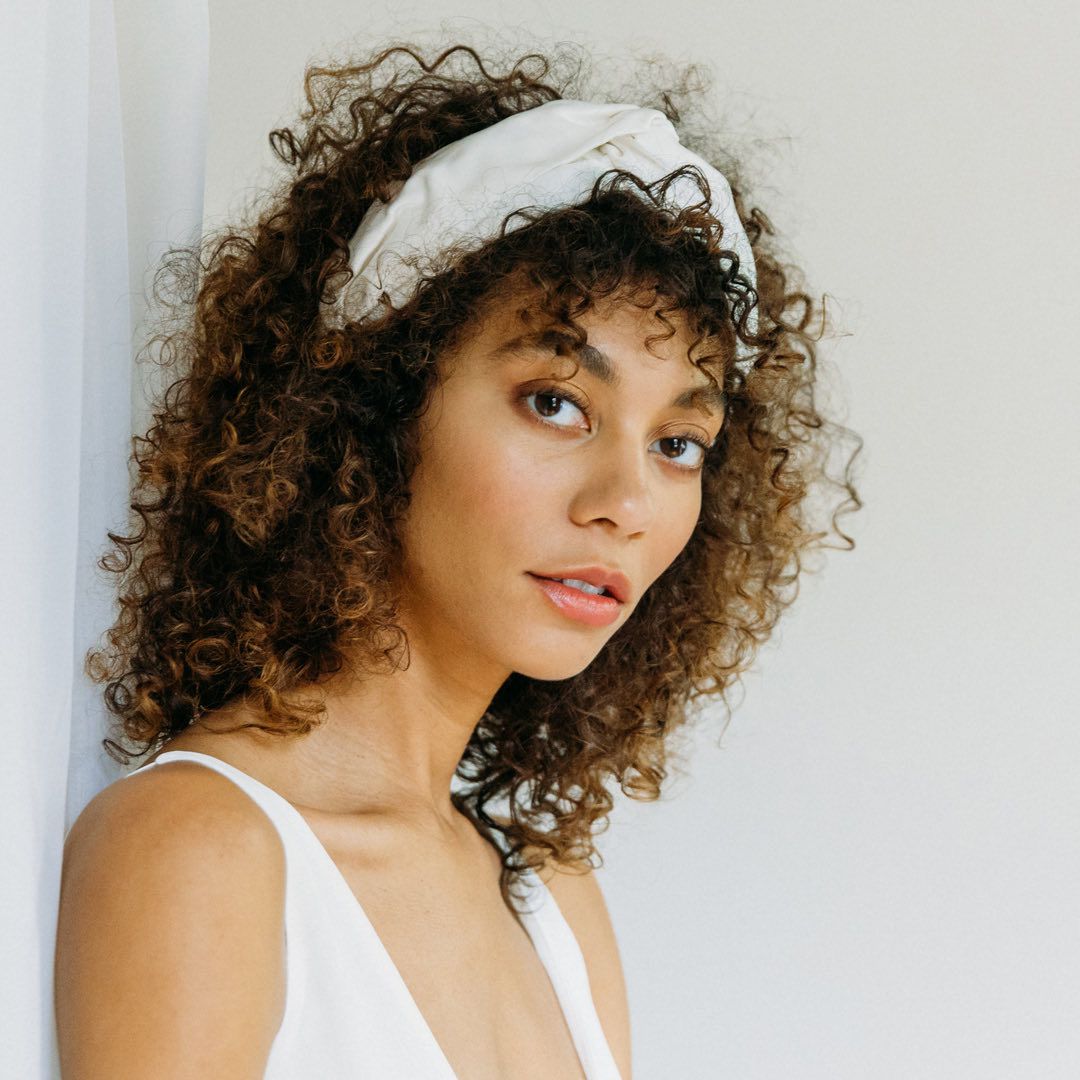 新娘-头发化妆趋势- 2021 -珍妮弗贝洱头巾