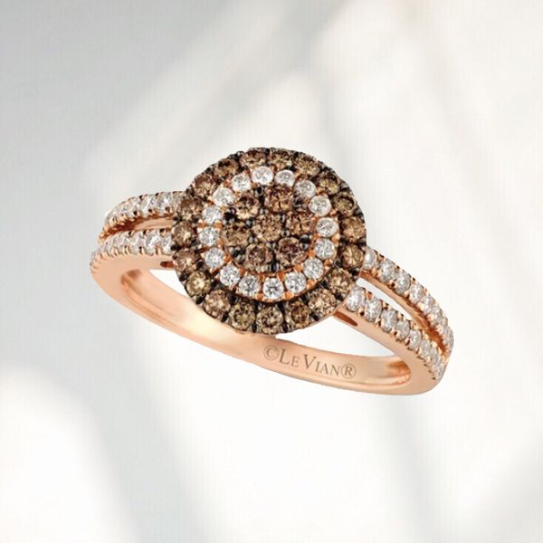 背景上的巧克力戒指