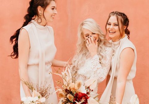 有两个女佣荣誉的新娘