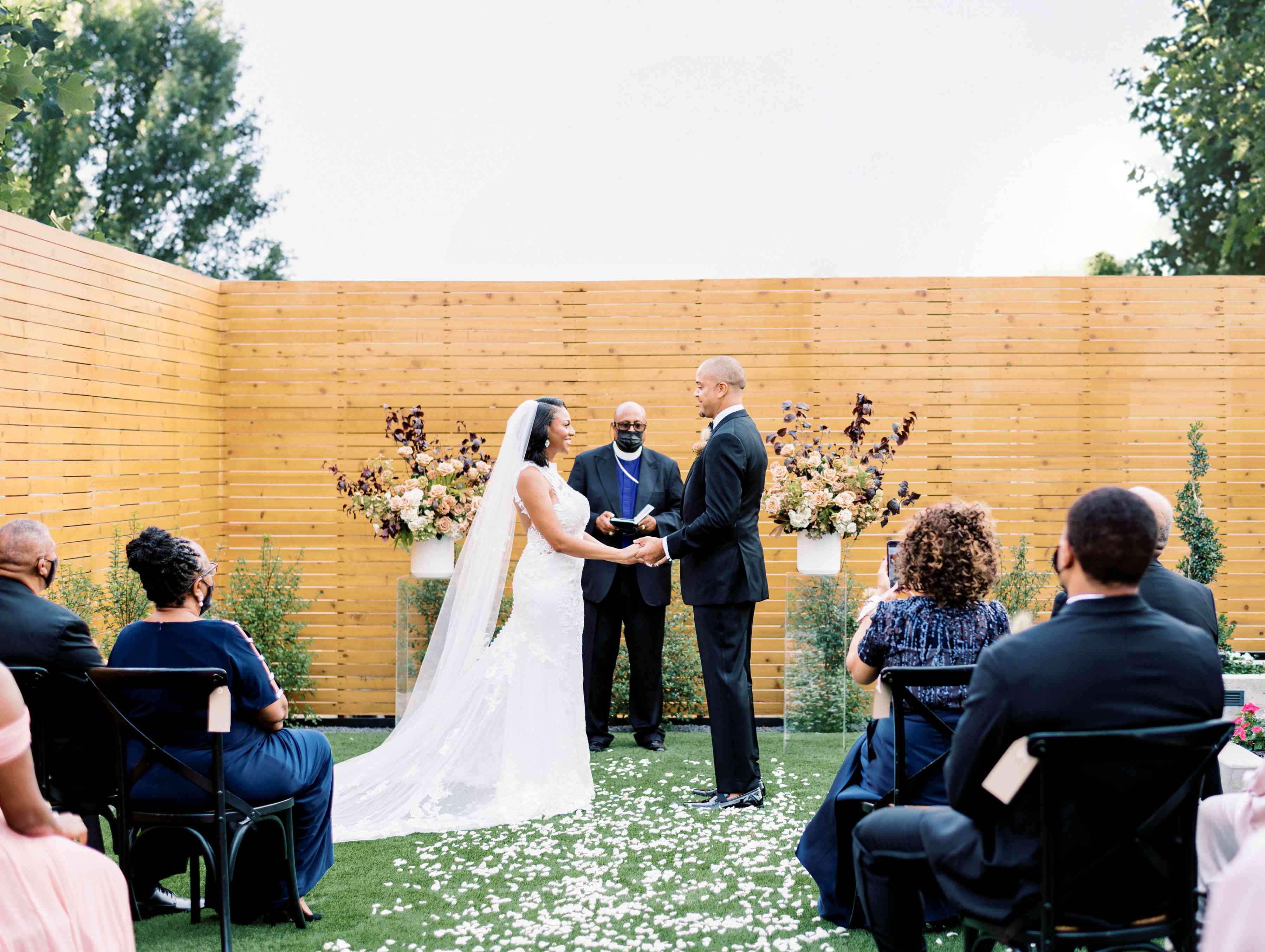 新娘站在圣坛前