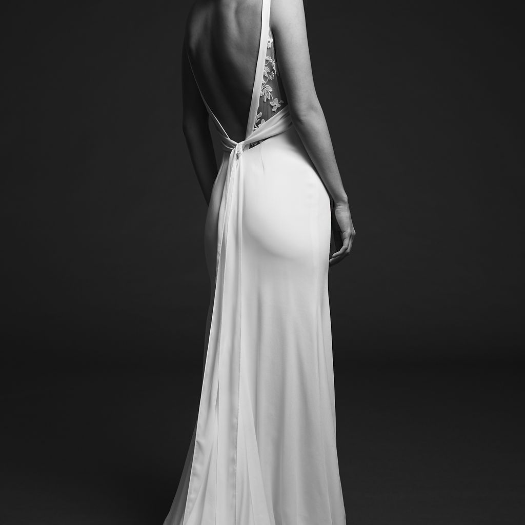 模特身着露V字后背和裙摆的婚纱