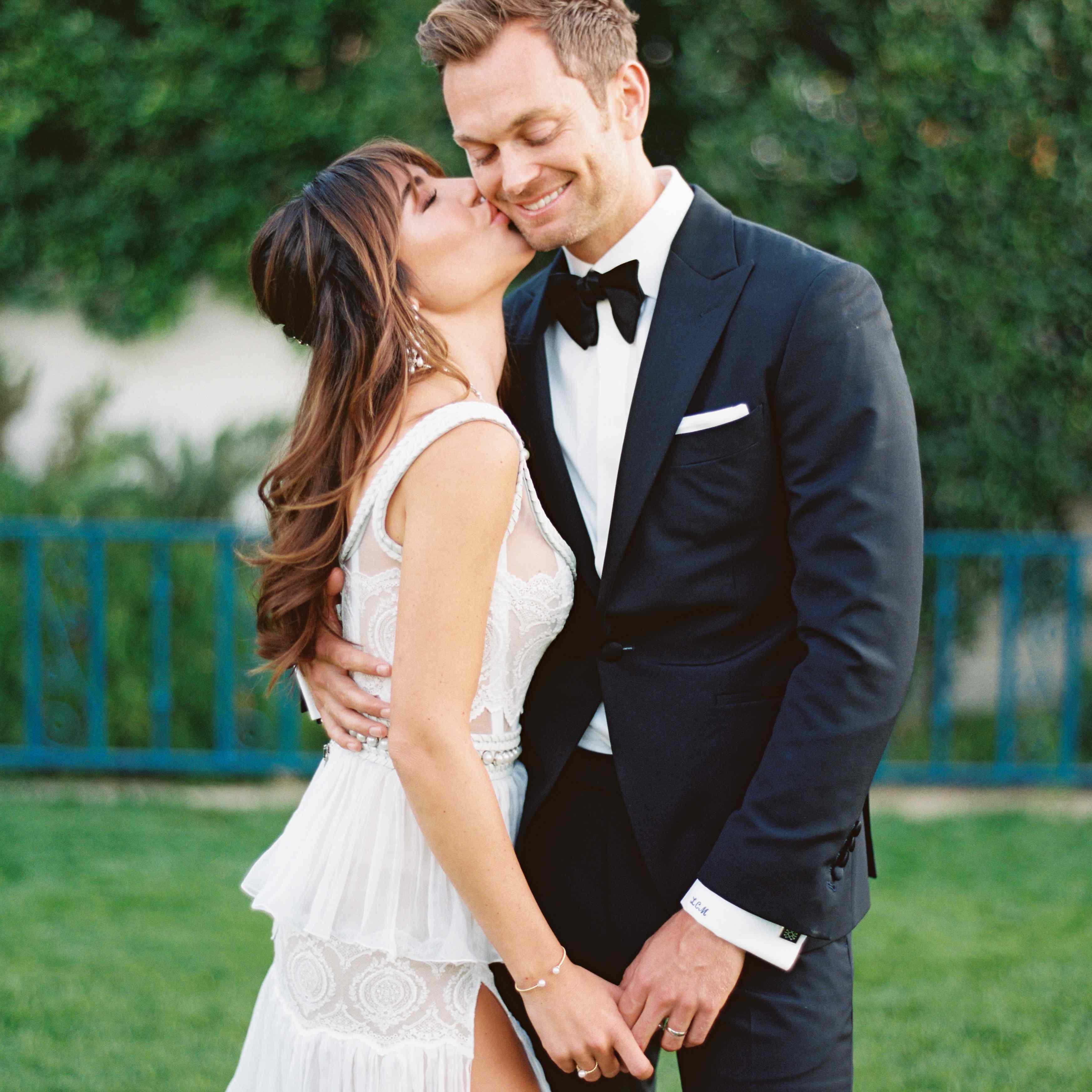 新娘新郎亲吻的脸颊