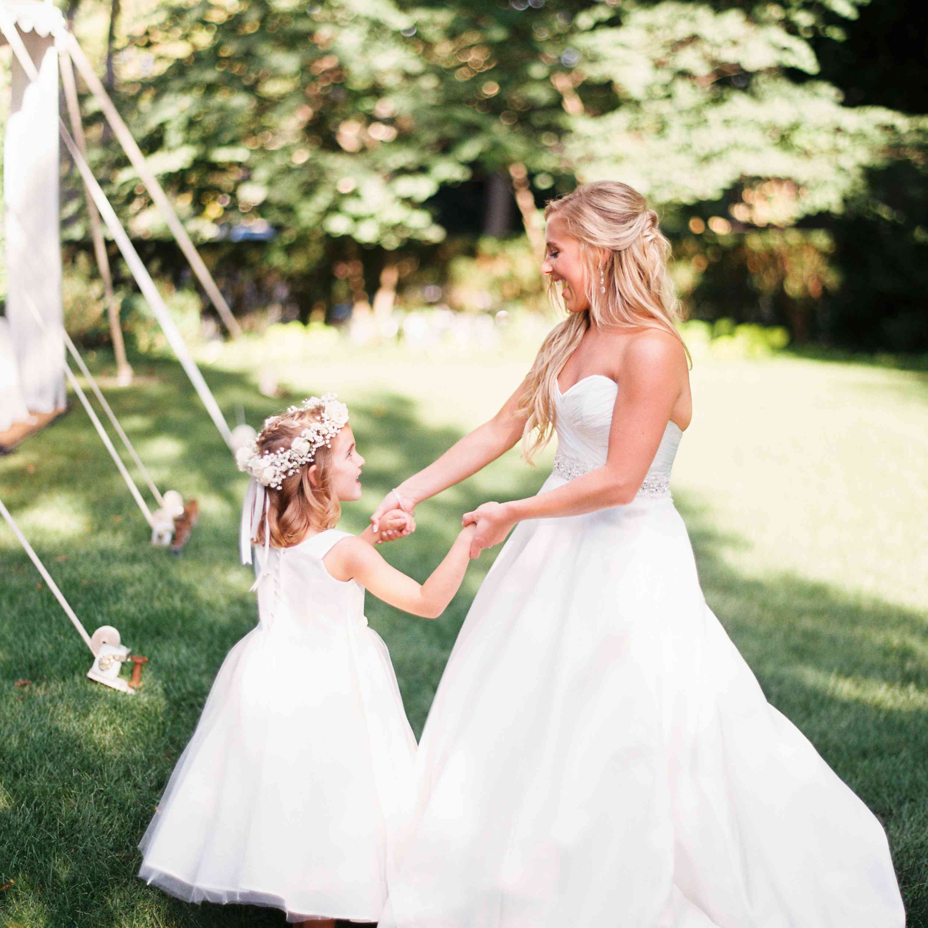 新娘跳舞的花姑娘