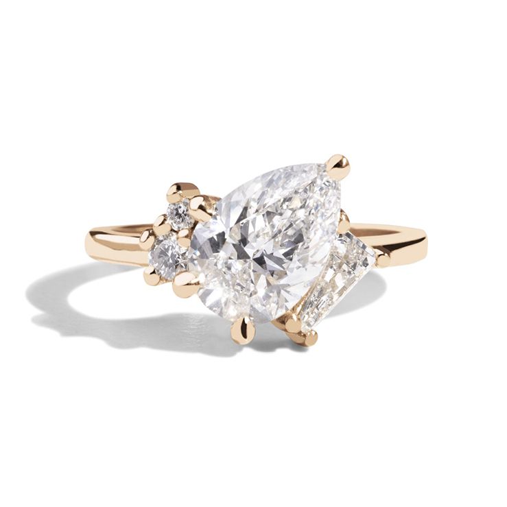 自梨形切割角度的钻石戒指