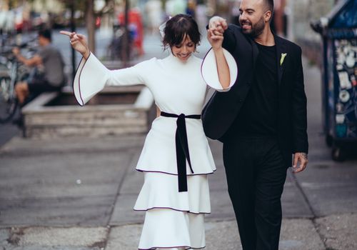 新婚夫妇走在布鲁克林