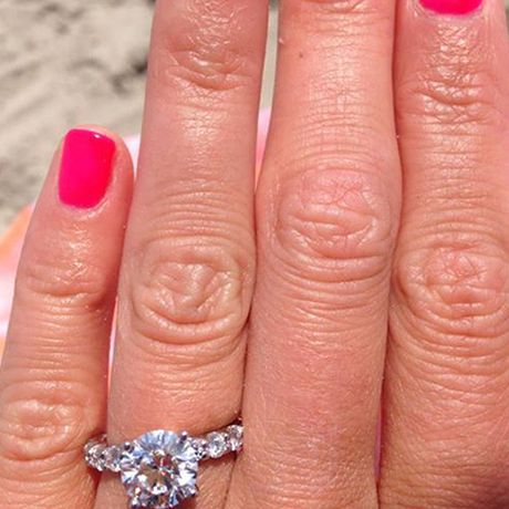 海滩订婚戒指ld乐动官网有问题