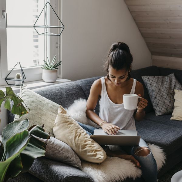 女孩的笔记本电脑