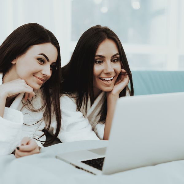 女孩在笔记本电脑