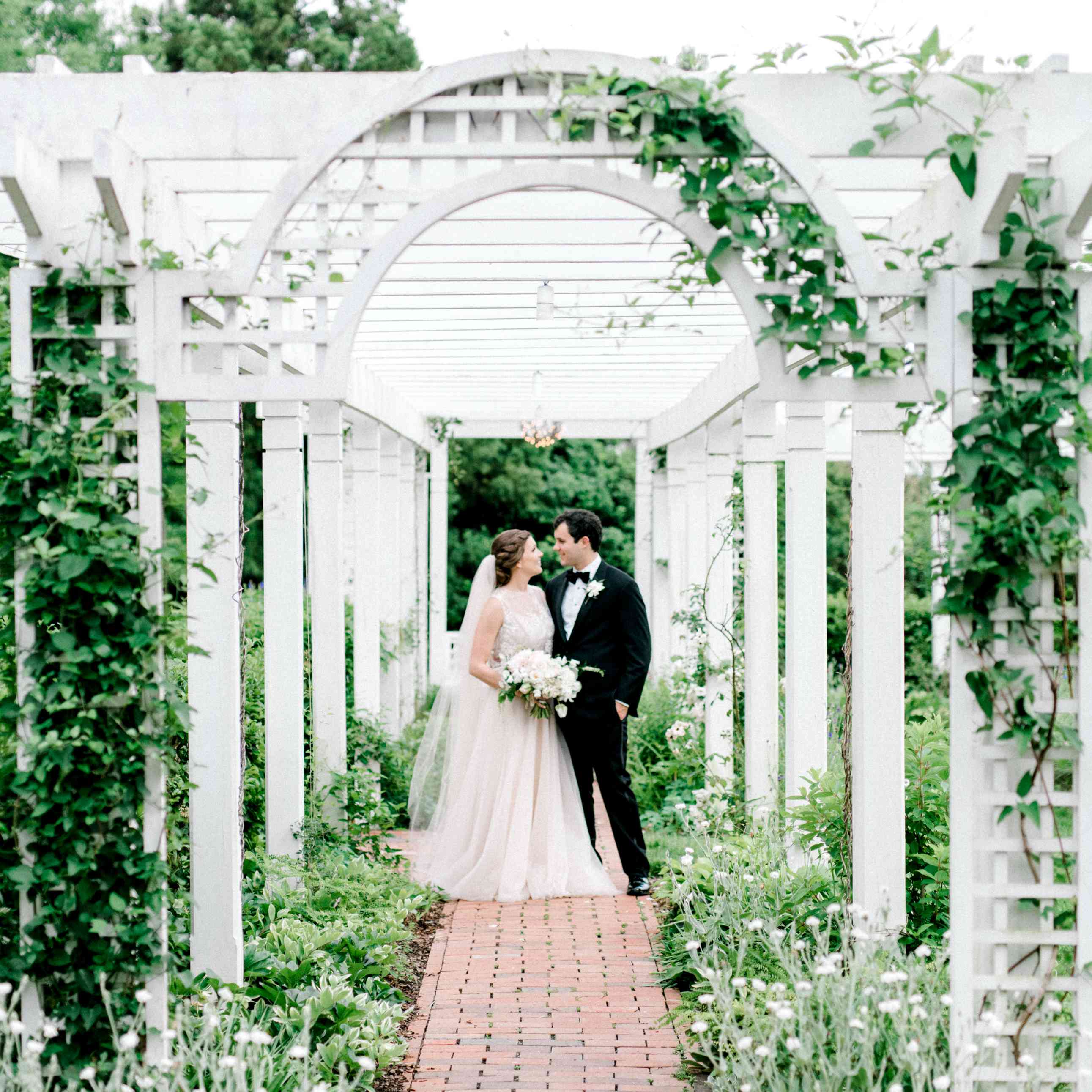 情侣在花园摆姿势