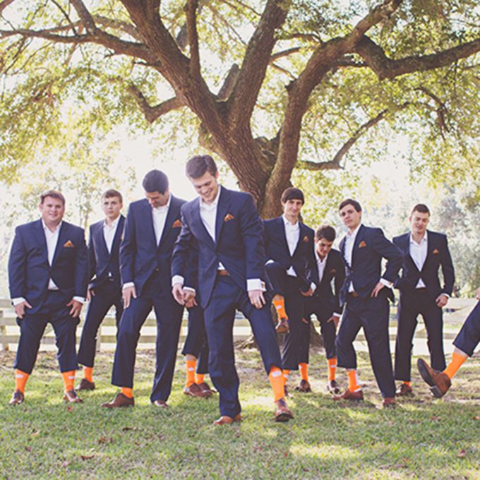 穿着疯狂袜子的伴郎