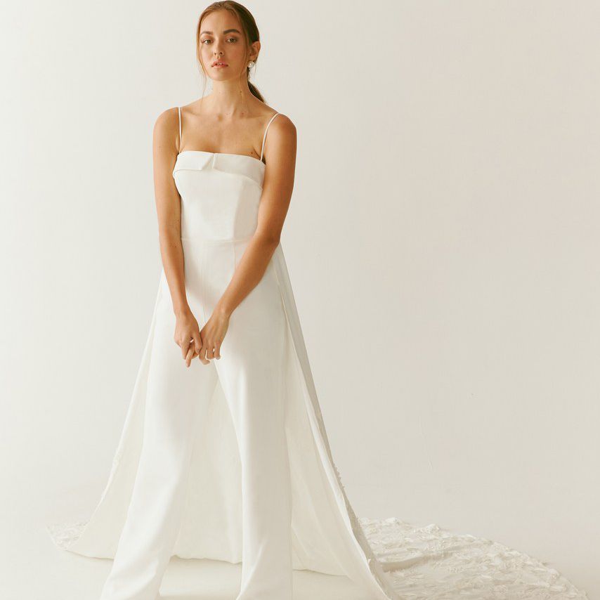 新娘穿着白色连身衣