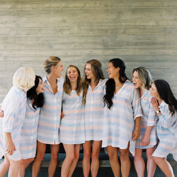 新娘和伴娘在匹配的镶边被准备好长袍