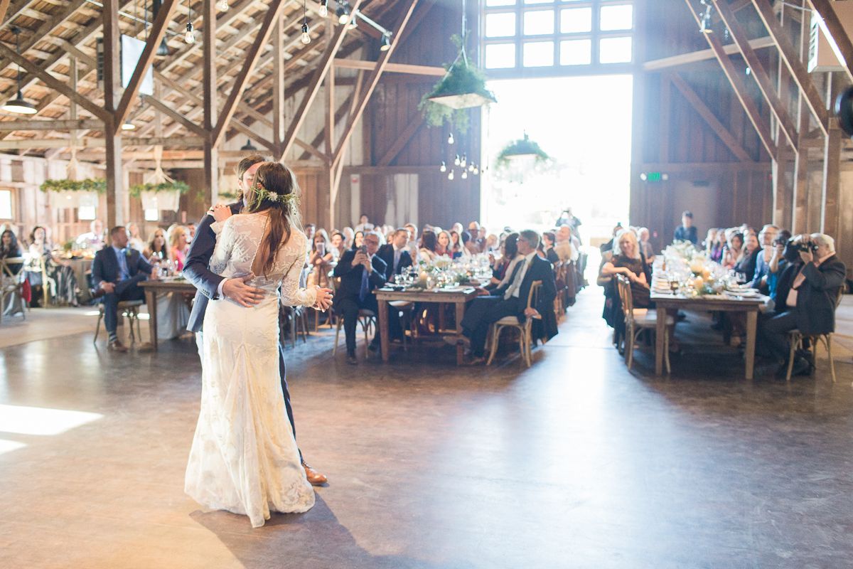 <P>新娘和新郎第一舞蹈</ P>