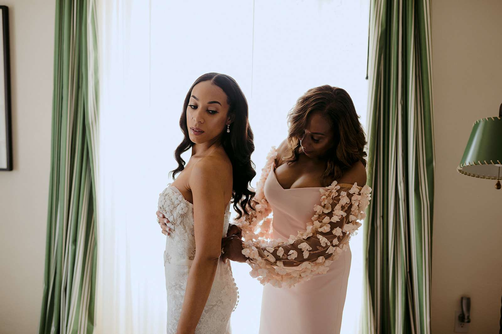 母亲在扣新娘的礼服