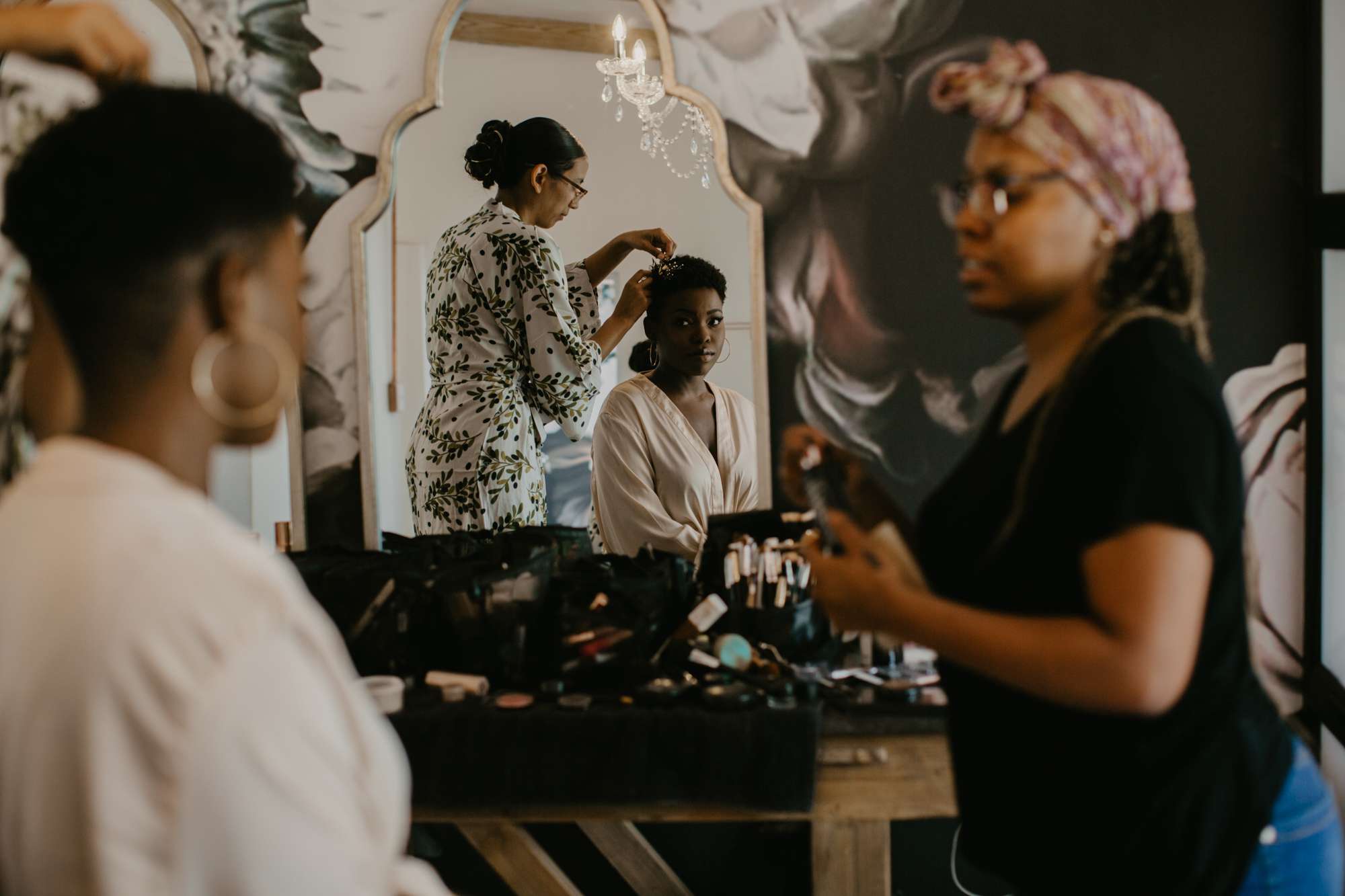 梳子插进头发时，新娘照镜子