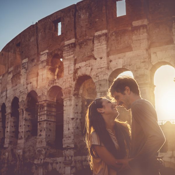 一对夫妇在罗马斗兽场前