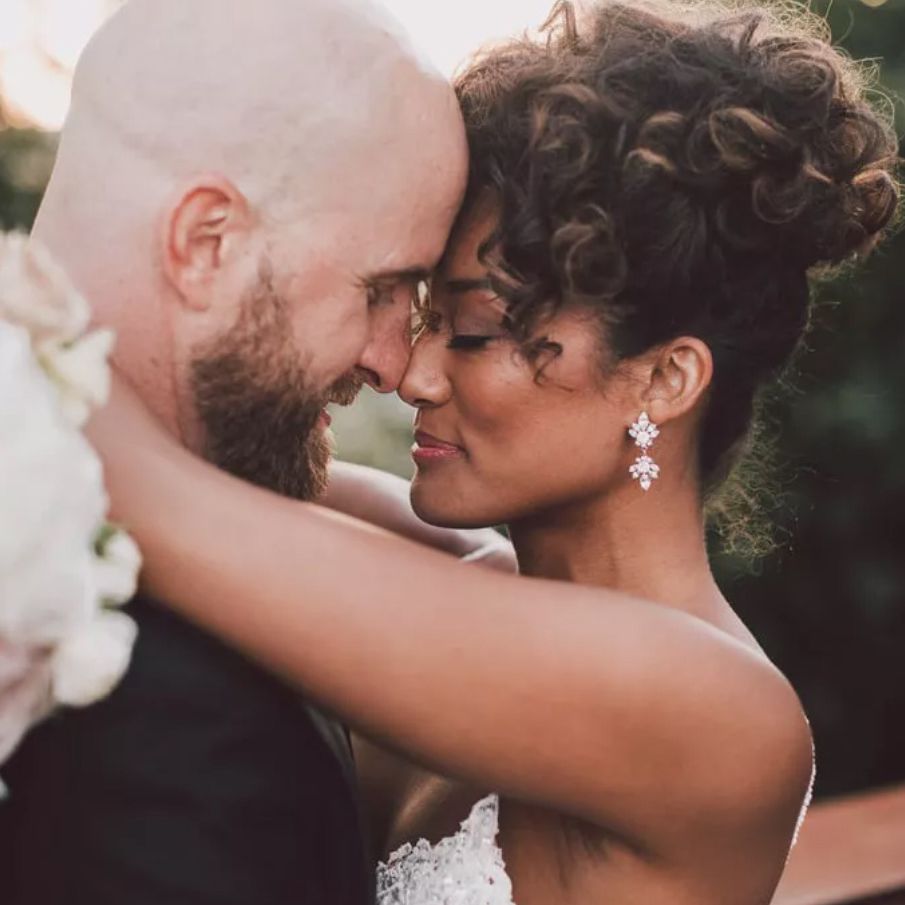 新婚夫妇接受近距离