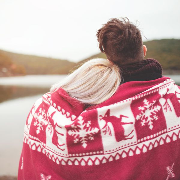 户外夫妇在圣诞节毯子下